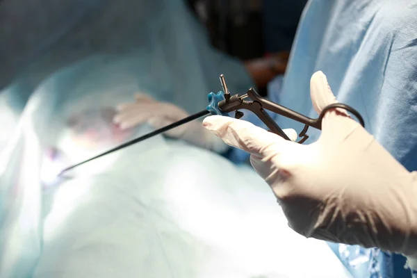 Médico Que Realiza Cirugía Paciente Sala Operaciones Instrumentos Para Laparoscopia — Foto de Stock