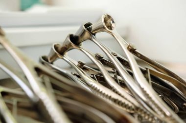 Tıbbi aletler ve araçlar ekipman KBB doktor ofisinde. otolaryngologist araçlar. Yakın çekim 