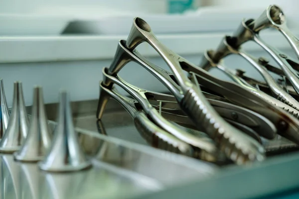 Tıbbi aletler ve araçlar ekipman KBB doktor ofisinde. otolaryngologist araçlar. Yakın çekim 