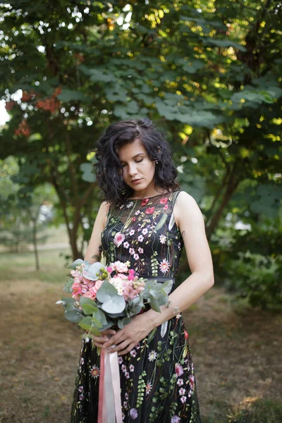 Jovem Morena Floral Primavera Verão Vestido Garota Posando Com Buquê — Fotografia de Stock