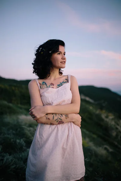 Retrato Mulher Jovem Bonita Morena Livre Campo Crepúsculo Menina Bonita — Fotografia de Stock