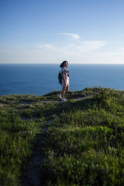 Piękna Brunetka Kobieta Stojąc Szczycie Góry Nad Morze Niebieski Kobieta — Zdjęcie stockowe
