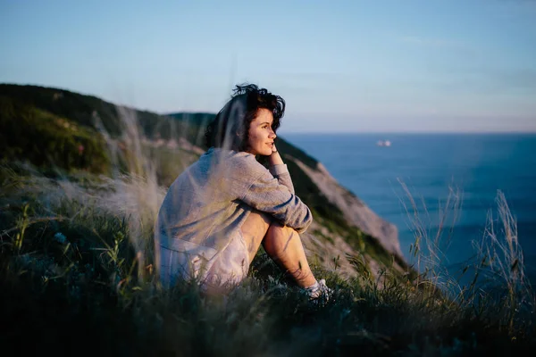 Piękna Brunetka Kobieta Siedzi Szczycie Góry Błękitne Morze Kobieta Podróż — Zdjęcie stockowe
