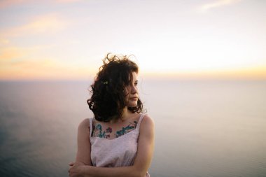 güzel genç esmer kadın açık denize karşı arka planda portresi. Doğa güzel kız. Seyahat, tatil kavramı