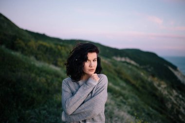 güzel genç esmer kadın açık alanda alacakaranlık portresi. Doğa üzerinde güzel kız