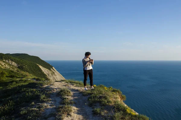 Piękna Brunetka Kobieta Wzgórzu Nad Morze Pomocą Smartfona — Zdjęcie stockowe