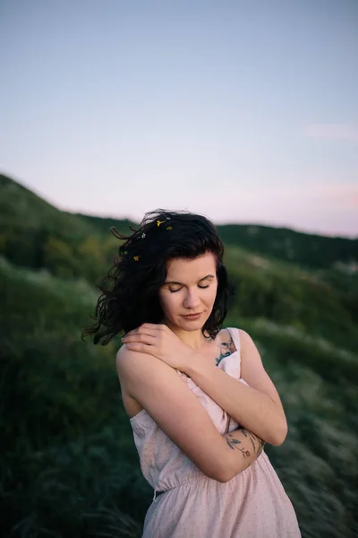 Retrato Mujer Joven Hermosa Morena Aire Libre Campo Crepúsculo Chica — Foto de Stock