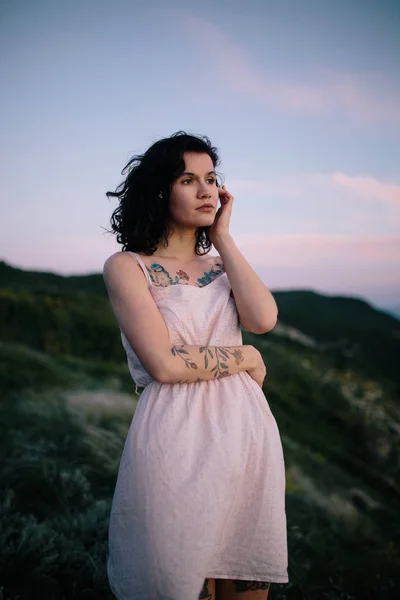 Portret Van Mooie Jonge Brunette Vrouw Buiten Veld Twilight Mooi — Stockfoto