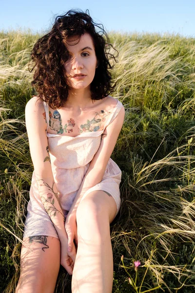 Portrait Mode Plein Air Belle Jeune Femme Brune Avec Tatouage — Photo