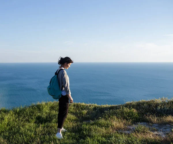 Young Woman Hiker Backpack Standing Hill Smiling Female Tourist Relaxing — Stock Photo, Image