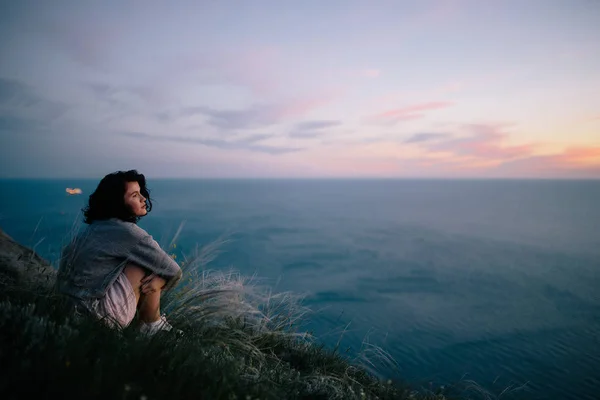 Beautiful Brunette Woman Sitting Grass Hill Looking Out Sea Girl — Stock Photo, Image