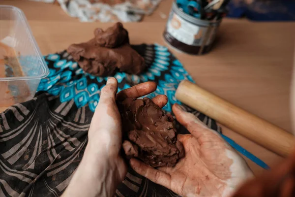 Mãos Mulher Com Barro Local Trabalho Cerâmica Potter Trabalho Fechar — Fotografia de Stock