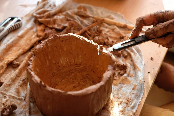 Mãos Mulher Com Barro Local Trabalho Cerâmica Potter Trabalho Fechar — Fotografia de Stock