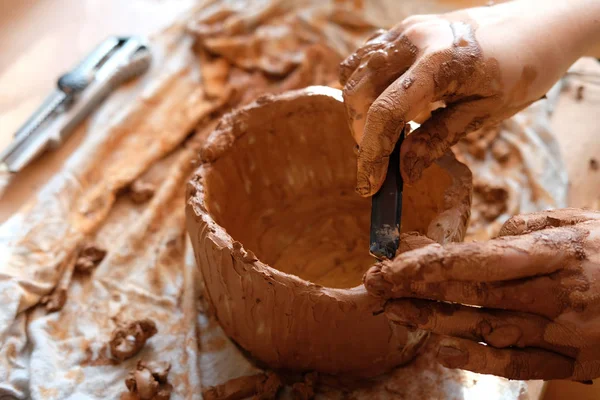 Mãos Mulher Com Barro Local Trabalho Cerâmica Potter Trabalho Fechar — Fotografia de Stock