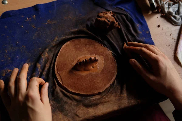 在陶艺工作室工作的人 陶艺在陶器车间做粘土装饰 波特在工作 — 图库照片