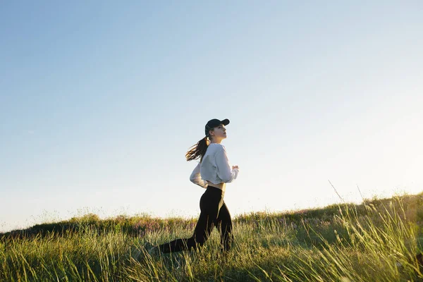 Jeune Femme Sportive Attrayante Courir Sur Route Campagne Près Mer — Photo