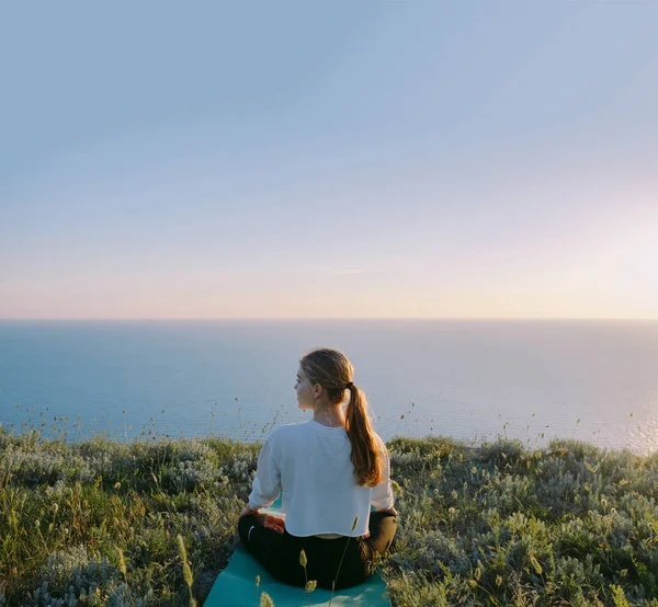 Young Woman Practicing Yoga Lotus Position Outdoor Teenager Girl Relaxing — Stock Photo, Image