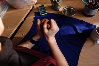 Kil çömlek işyeri ile kadının el. İş yerinde potter. Şamot adet genç ustanın ellerinde kapatın. çanak çömlek, kil, Seramik Sanat kavramı