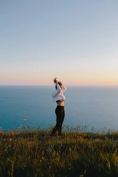 Portrait Beautiful Young Woman Enjoying Life Sea Grass Sunrise Pretty — Stock Photo, Image