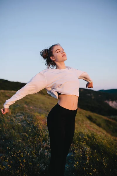 Portrait Beautiful Young Woman Enjoying Life Background Hill Sunrise Pretty — Stock Photo, Image