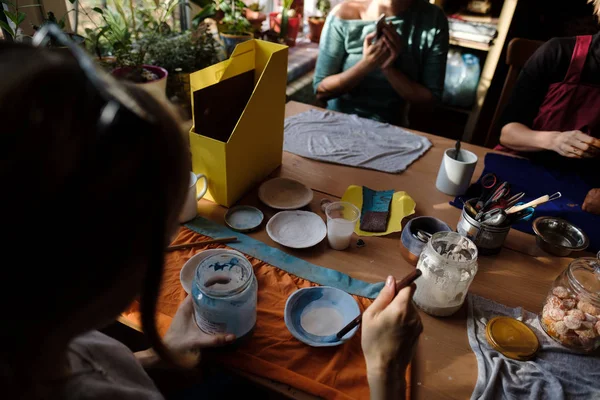 Kekse auf Teller und Tasse — Stockfoto