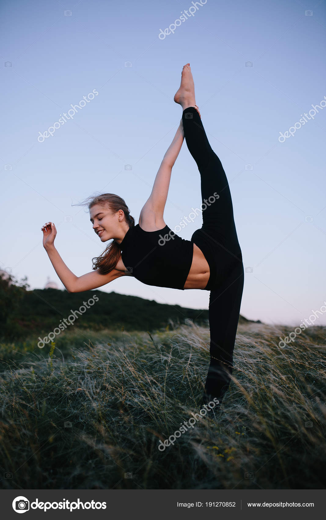 Junges mädchen in einem weißen hemd und roten hosen beim yoga im freien | Premium-Foto aus einem yoga-mädchen