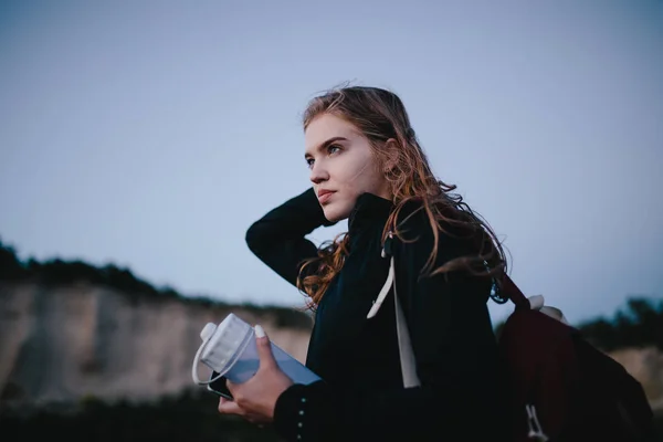 Junge Sportlerin Mit Wasserflasche Nach Dem Training Auf Einem Hügel — Stockfoto
