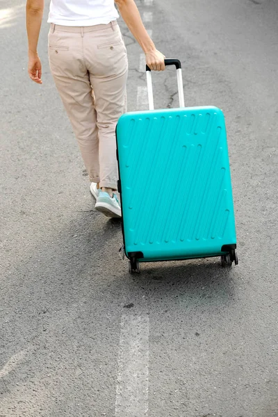 Donna Con Valigia Ragazza Con Bagaglio Bagagliaio Vacanze Viaggi Vacanze — Foto Stock