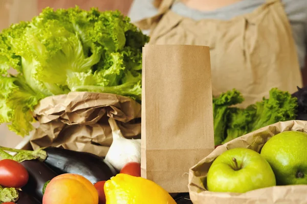 Organic Vegetables Eco Bag Market Woman Seller Craft Paper Bag — Stock Photo, Image