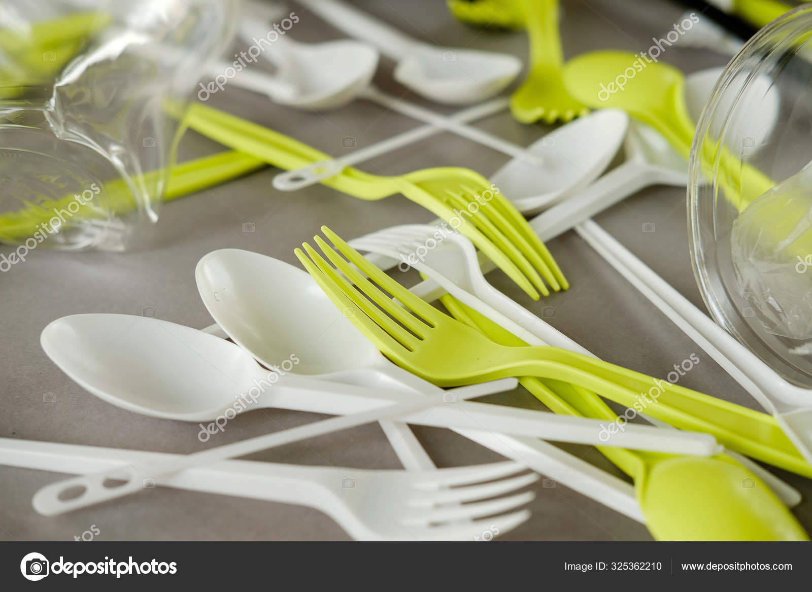 https://st3.depositphotos.com/7699512/32536/i/1600/depositphotos_325362210-stock-photo-plastic-spoons-forks-cups-single.jpg