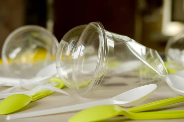采购产品塑料勺子 叉子和杯子 一次性 一次性餐具 塑料污染 塑料加工问题 — 图库照片