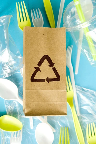 Saco Papel Artesanal Com Sinal Reciclagem Uso Único Utensílios Mesa — Fotografia de Stock