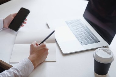 İş yerinde profesyonel bir hukukçu. Sekreter deftere yazıyor. Akıllı telefon ve dizüstü bilgisayar kullanan kadın ofis çalışanı. İş kadını şirket için iş konsepti verilerini analiz ediyor