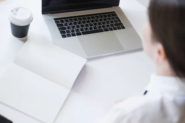 Professionell Jurist Som Granskar Dokument Kontorist Kontorsarbetare Arbetsplatsen Med Laptop — Stockfoto