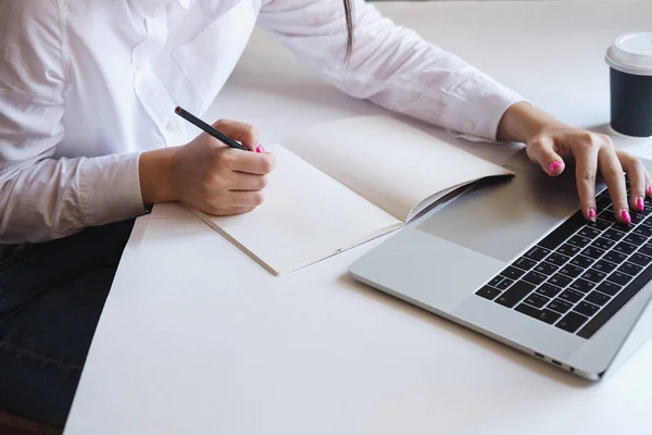 Oficial Legal Profesional Lugar Trabajo Secretaria Escribe Cuaderno Trabajadora Oficina — Foto de Stock