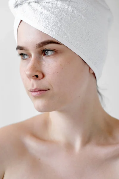 Молодая Женщина Белыми Полотенцами Spa Skincare Beauty Косметика Концепция Wellness — стоковое фото