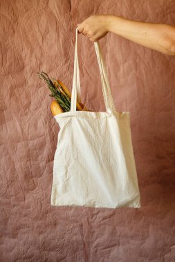 Eko pamuklu kumaş çanta ve ürünler. Tekrar kullanılabilir ürün torbası. Marketten bedava plastik alışveriş poşeti. Sıfır atık daha az plastik yaşam tarzı kavramı kullanın. Boş şablonu izole et