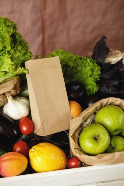 Markette organik sebzeler ve eko çanta. Kese kağıdı ve organik gıda deposundaki ürünler. Sağlıklı beslenme, sıfır israf, yaşam tarzı konsepti. Web için pankart, tasarım. Model
