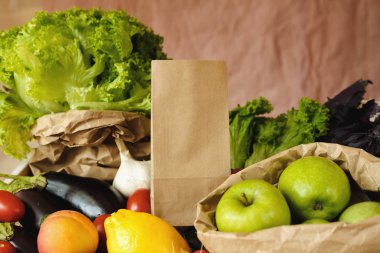 Markette organik sebzeler ve eko çanta. Kese kağıdı ve organik gıda deposundaki ürünler. Sağlıklı beslenme, sıfır israf, yaşam tarzı konsepti. Web için pankart, tasarım. Model