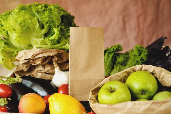 Markette organik sebzeler ve eko çanta. Kese kağıdı ve organik gıda deposundaki ürünler. Sağlıklı beslenme, sıfır israf, yaşam tarzı konsepti. Web için pankart, tasarım. Model