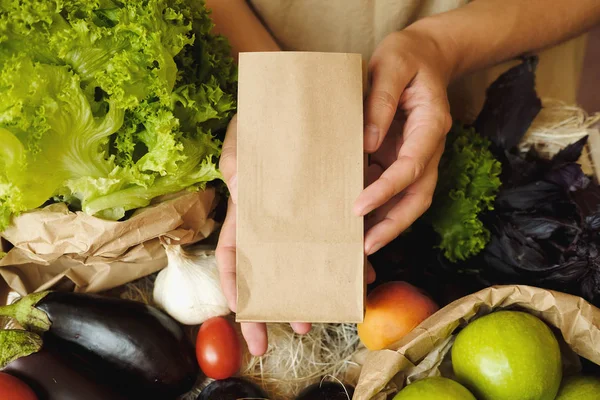 Legumes Orgânicos Eco Bag Mercado Mulher Vendedor Com Saco Papel — Fotografia de Stock