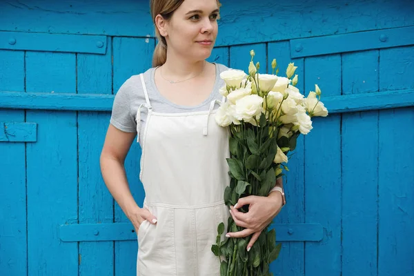 Florista Mulher Com Buquê Eustoma Flor Branca Fundo Vintage Madeira — Fotografia de Stock