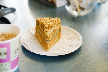 Krem peynirli kek ve kahve.