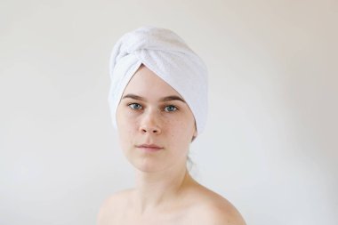 Beyaz havlulu genç kadın. Spa, cilt bakımı, güzellik, kozmetik, sağlıklı yaşam konsepti