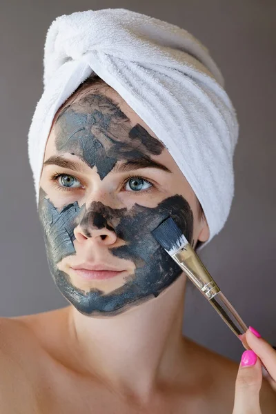Young Woman Apply Clay Facial Mask Gray Background Face Peeling — Stock Photo, Image