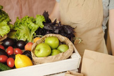 Markette organik sebzeler ve meyveler. Kadın satıcı ve organik gıda mağazasında ürünler. Sağlıklı beslenme, yeme, sıfır israf, yaşam tarzı konsepti. Web için pankart, tasarım. Kapat.