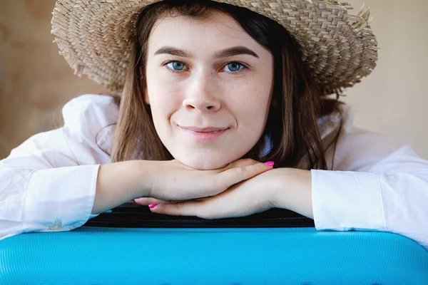 Femme Avec Chapeau Valise Paille Belle Fille Avec Des Bagages — Photo