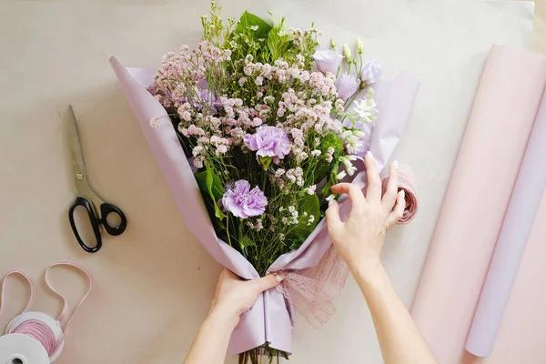 Kvinna Florist Gör Bukett Med Lila Blommor Inomhus Kvinnlig Florist — Stockfoto