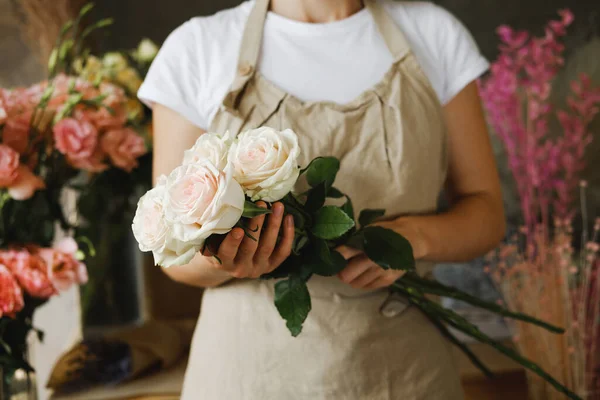 Kvinna Florist Stående Med Bukett Rosa Rosor Inomhus Blomsteraffär Småföretag — Stockfoto