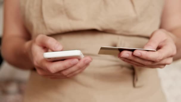 Mulher Segurando Cartão Crédito Usando Telefone Celular Inteligente Compras Line — Vídeo de Stock